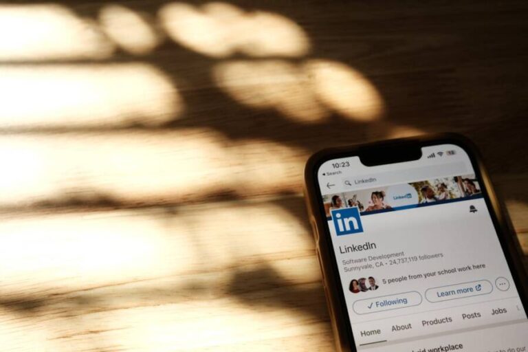 8 ChatGPT commands to boost your LinkedIn profile
